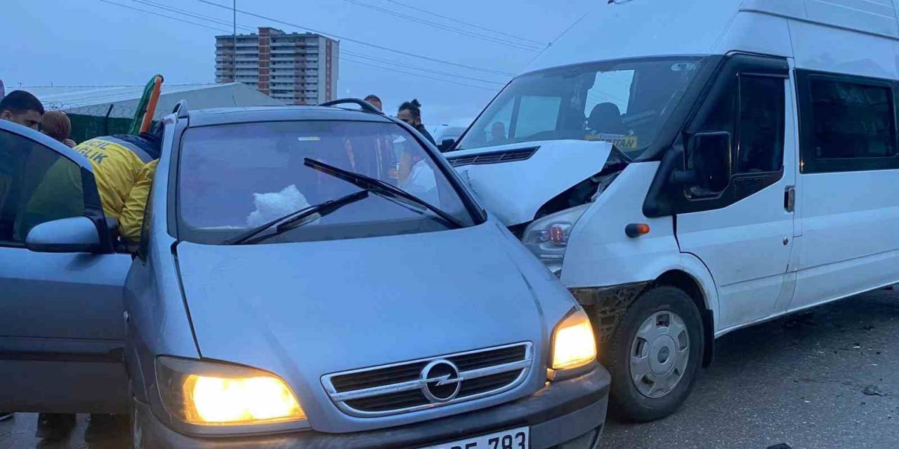 Öğrenci Servisi Otomobile Çarptı: 1 Yaralı