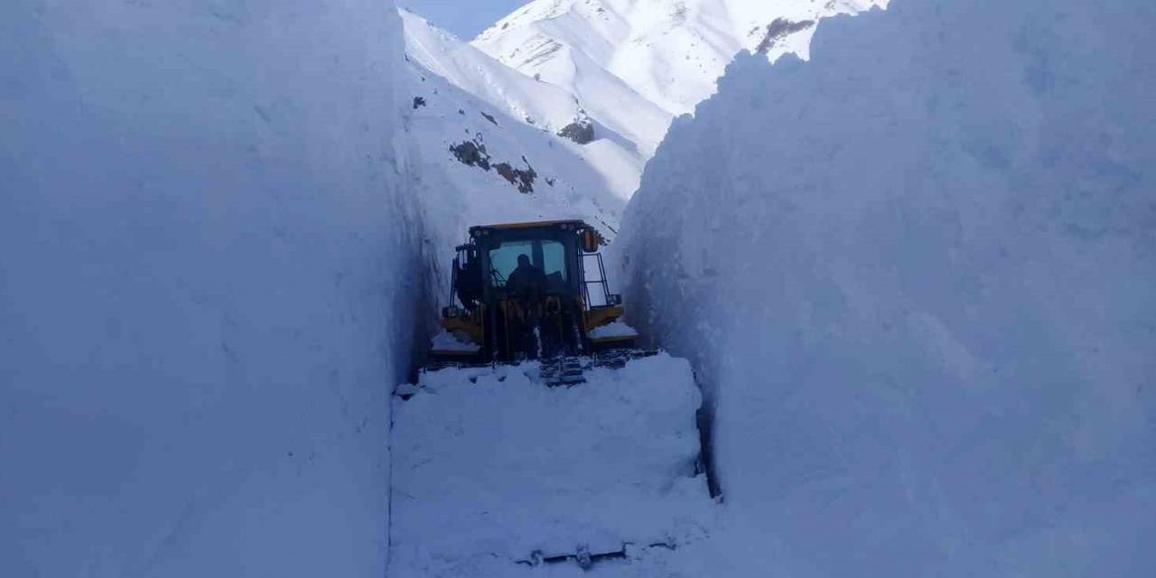 Hakkari’de 7 Metreyi Bulan Karda Yol Açma Çalışması