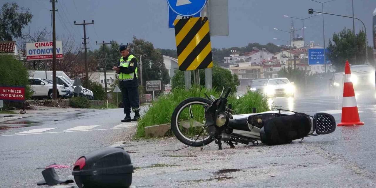 Motosiklet İle Otomobil Çarpıştı, Kaza Anı Güvenlik Kameralarına Yansıdı: 1 Yaralı