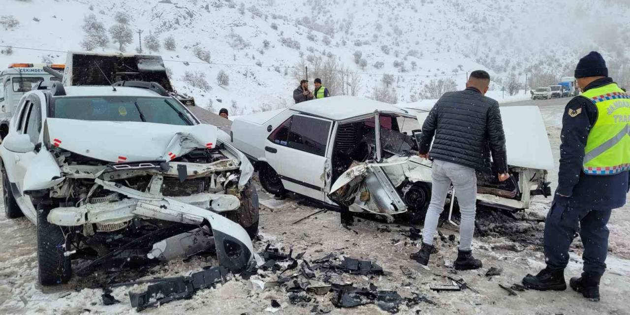 Sivas’ta Otomobiller Kafa Kafaya Çarpıştı: 1 Ölü, 6 Yaralı