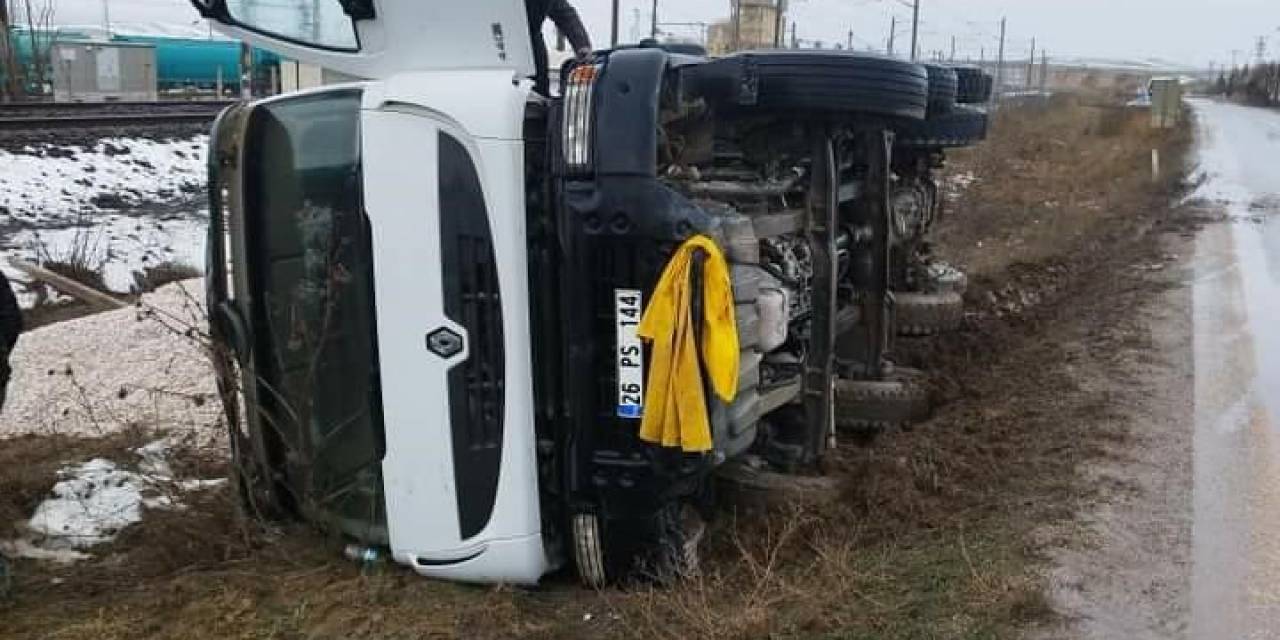 Şarampole Devrilen Kamyonun Sürücüsü Yaralandı