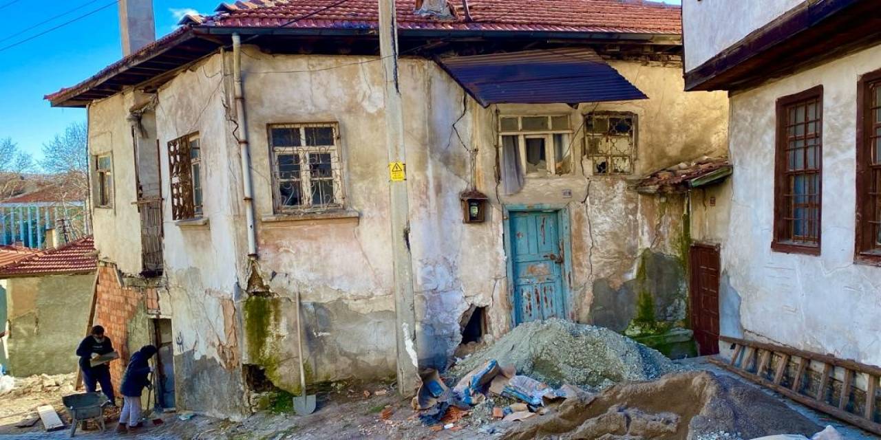 Unutulmaya Yüz Tutmuş Mahallelerdeki Metruk Binalar Tehlike Saçıyor