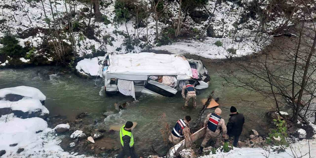 Pazara Giden Konfeksiyon Yüklü Minibüs Dereye Yuvarlandı: 1 Yaralı