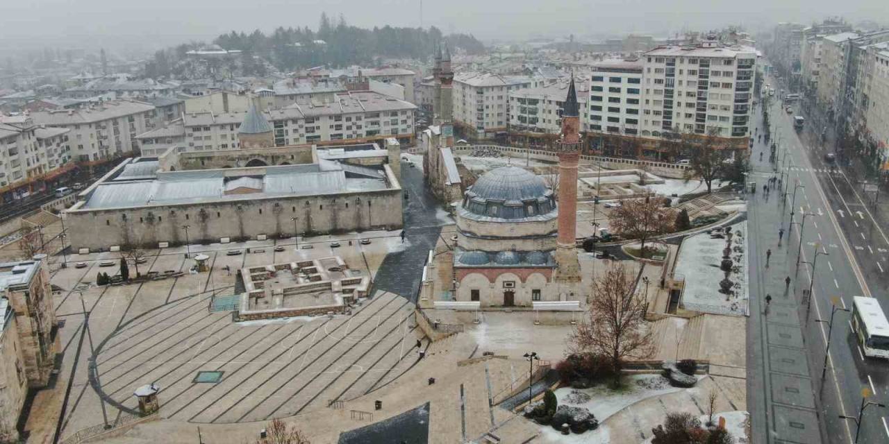 Sivas Kara Hasret Kaldı, Az Da Olsa Yağan Kar Güzel Görüntüler Oluşturdu