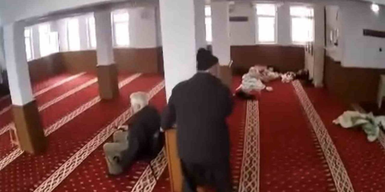 6 Şubat Depreminde Camide Yaşananlar Kameraya Yansıdı