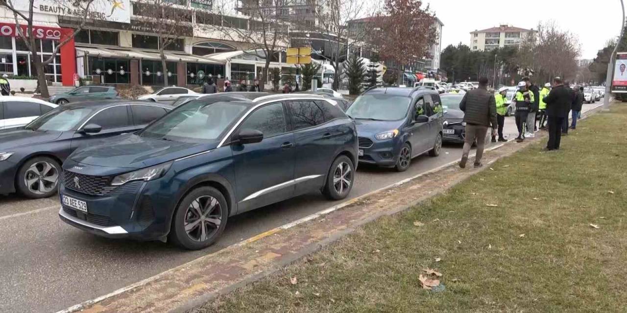 Elazığ’da Zincirleme Trafik Kazası: 2 Yaralı