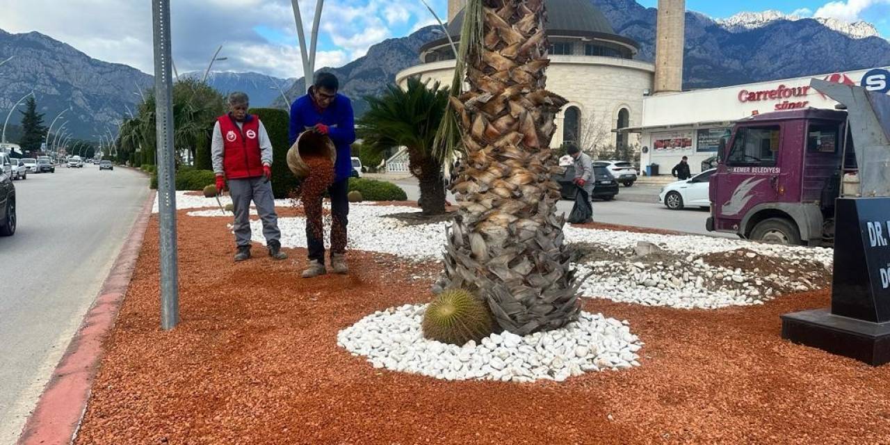 Kemer Yeşil Alan Çalışmalarıyla Yaz Sezonuna Hazırlanıyor