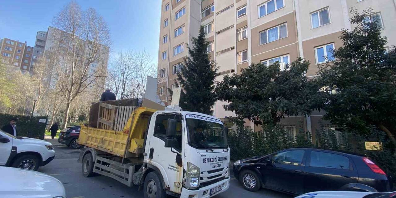 Beylikdüzü’nde Anne Ve Kızının Yaşadığı Çöp Ev Şaşkınlığı