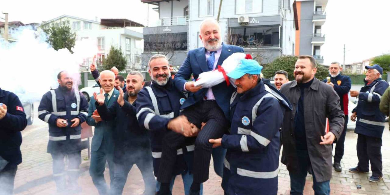 Yüzde 60 Zam Alan İşçileri Belediye Başkanını Omuzlarda Taşıdı