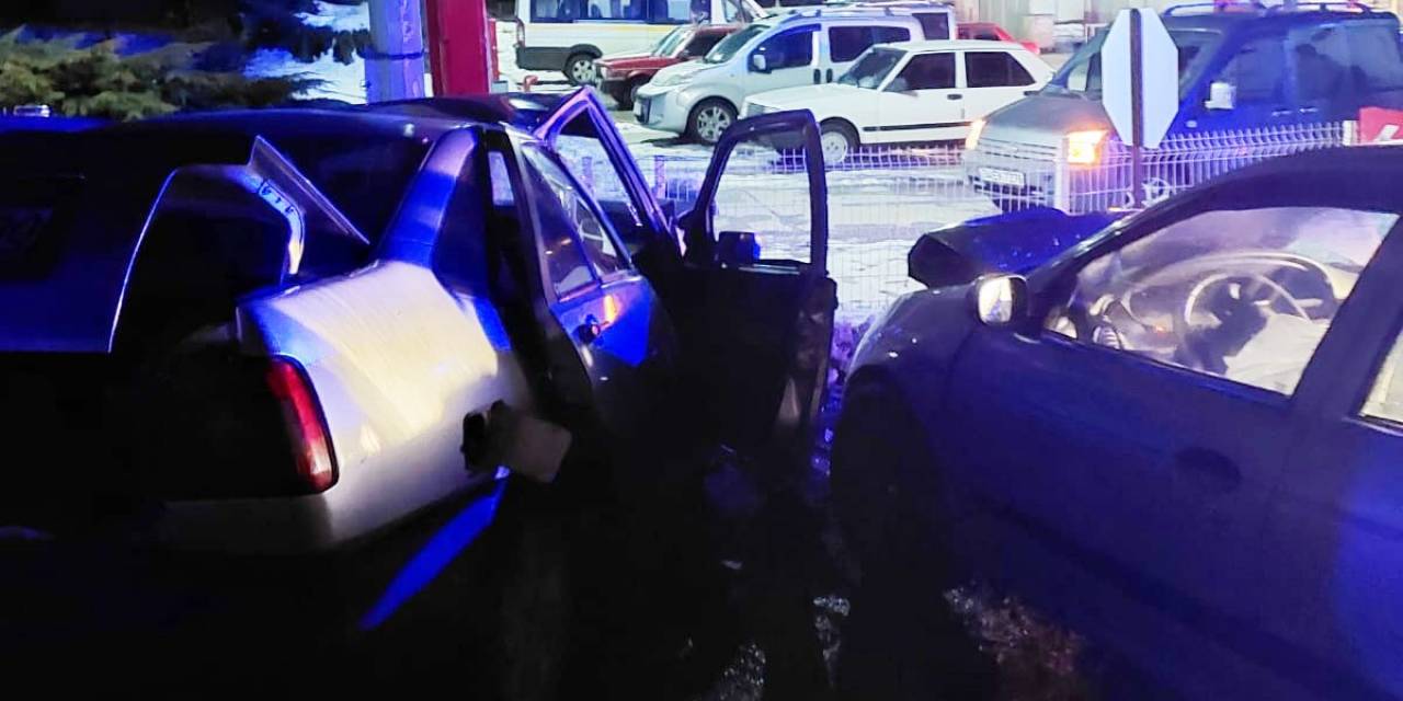 İki Otomobil Çarpıştı, 7 Yaralı