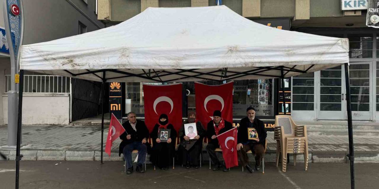 Muş’ta Hdp Önündeki Evlat Nöbeti Devam Ediyor