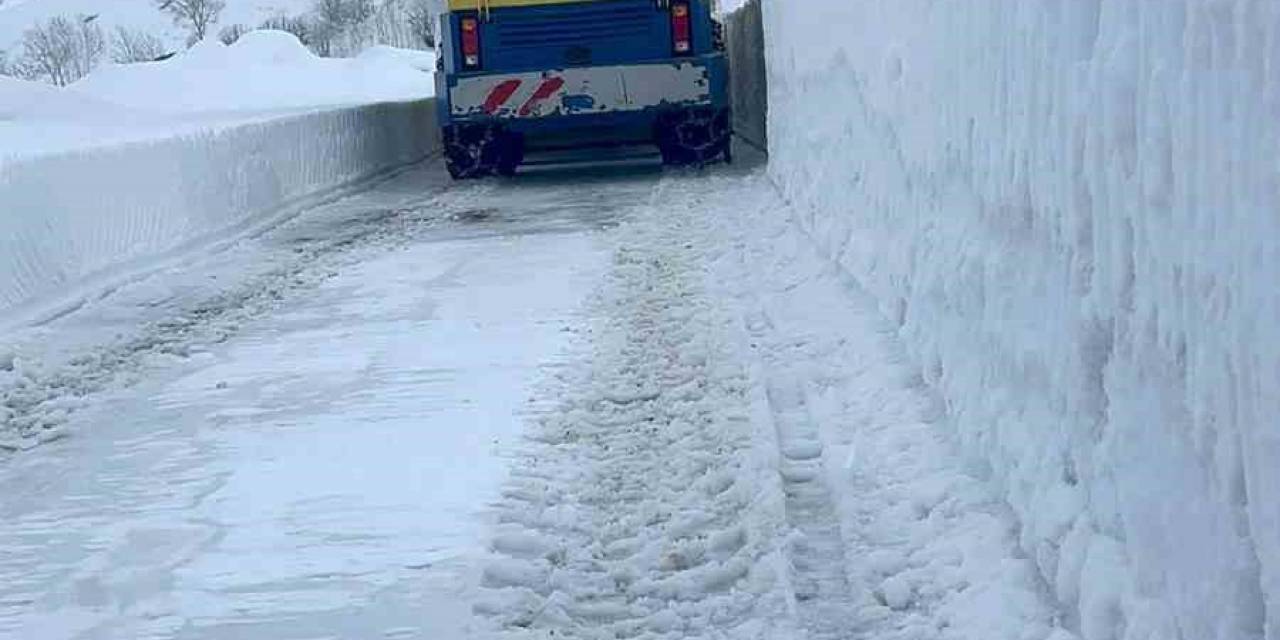 Kardan Dolayı Kapanan Köy Yolları Tek Tek Açılıyor