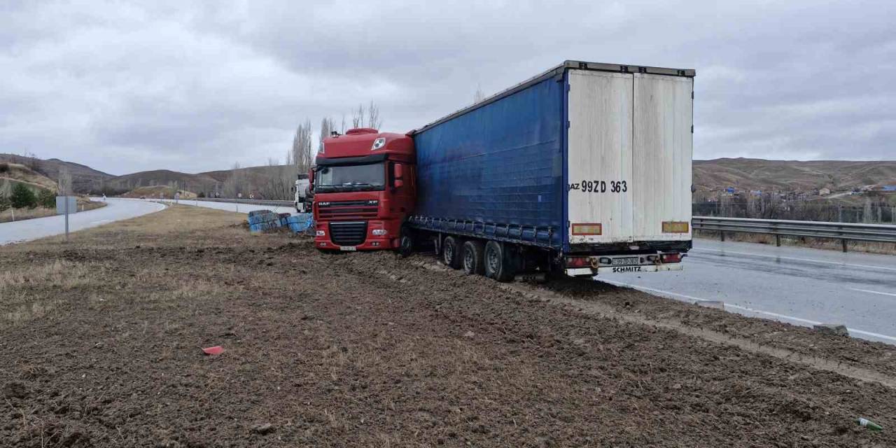 Çorum’da Çelik Halat Yüklü Tır Orta Refüje Çıktı
