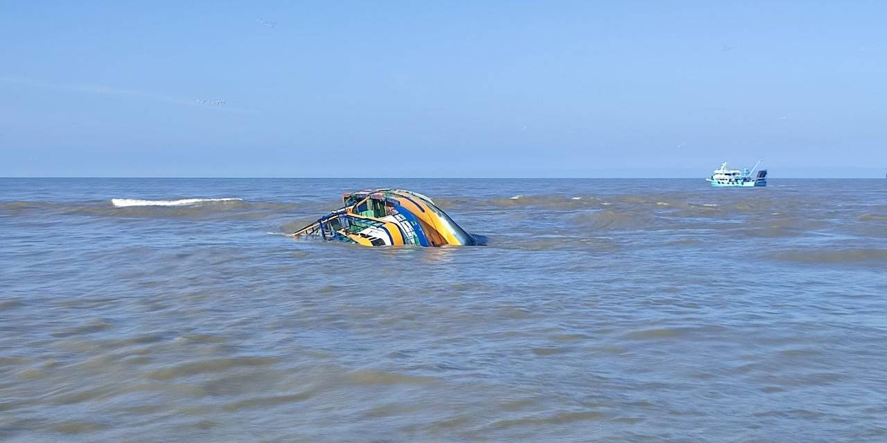 14 Metrelik Midye Teknesi Soluğan Dalga Sebebiyle Yan Yatarak Battı