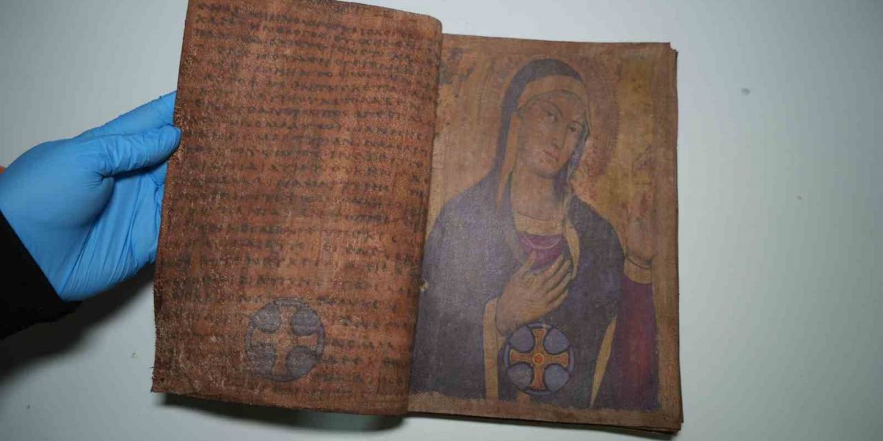 Hz. İsa Figürlerinin Yer Aldığı Deri Kitabı Tarihi Eser Diye Satacaklardı, Sahte Çıktı