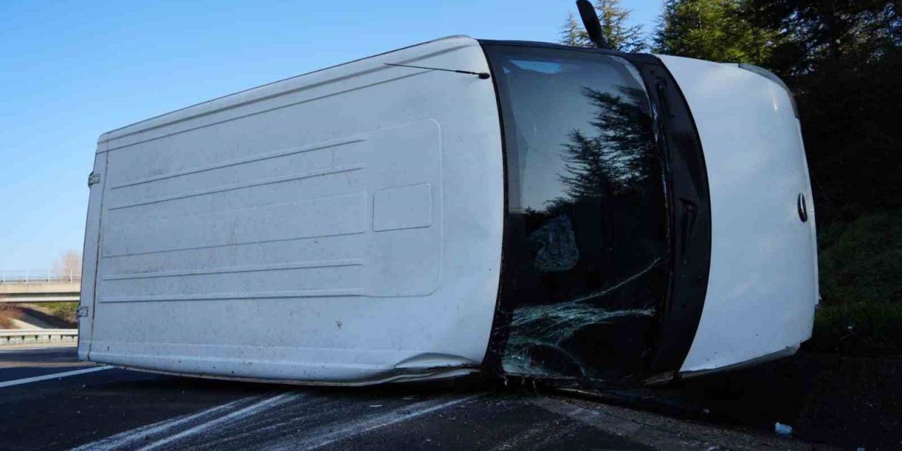 Anadolu Otoyolu’nda Minibüs Devrildi: 2 Yaralı