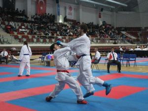 Endonezya’da Yapılacak Dünya Şampiyonası İçin Yalova’da 200 Karateci Tatamiye Çıktı