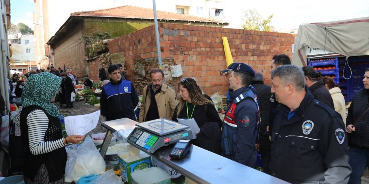 Edremit Zabıtadan Pazar Yerinde Gıda Denetimi
