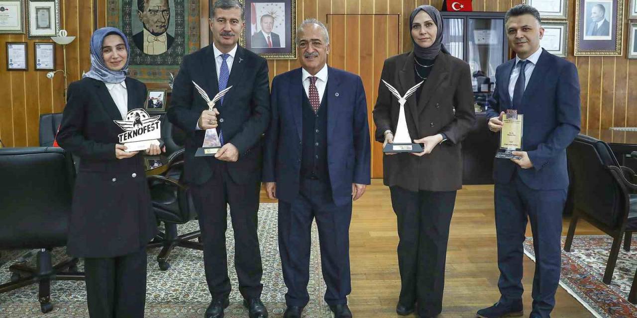 Ödüllü Akademisyenlerden Rektör Çomaklı’ya Ziyaret