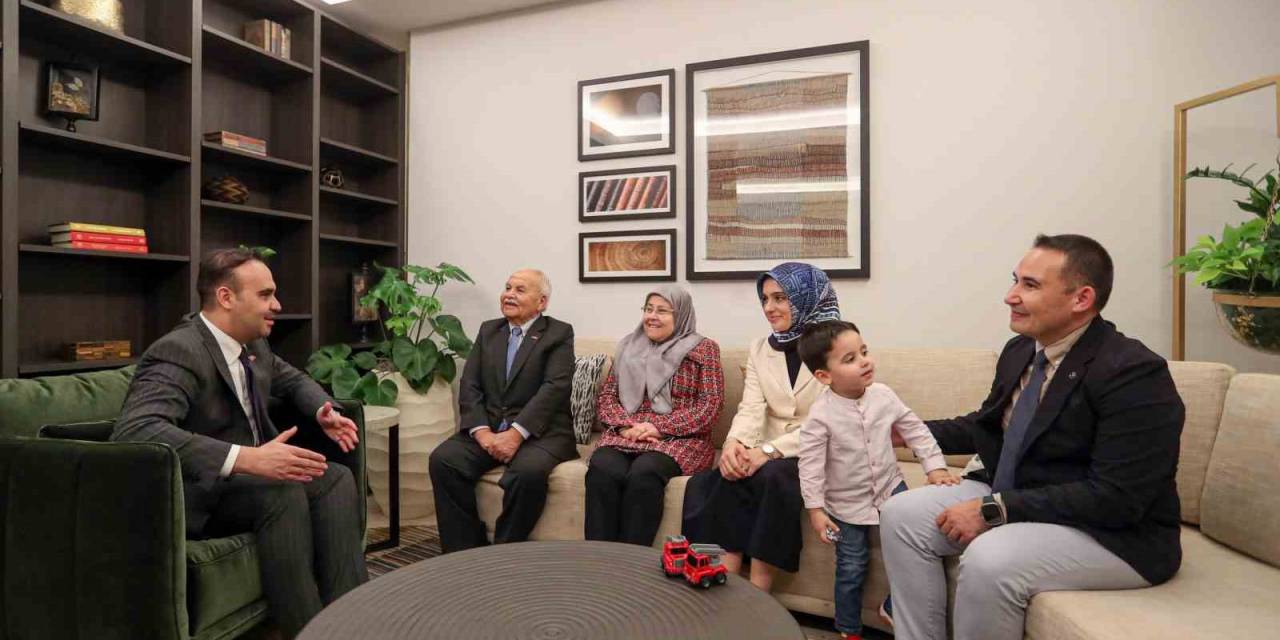 Bakan Kacır, Türk Astronot Alper Gezeravcı’nın Ailesiyle Bir Araya Geldi