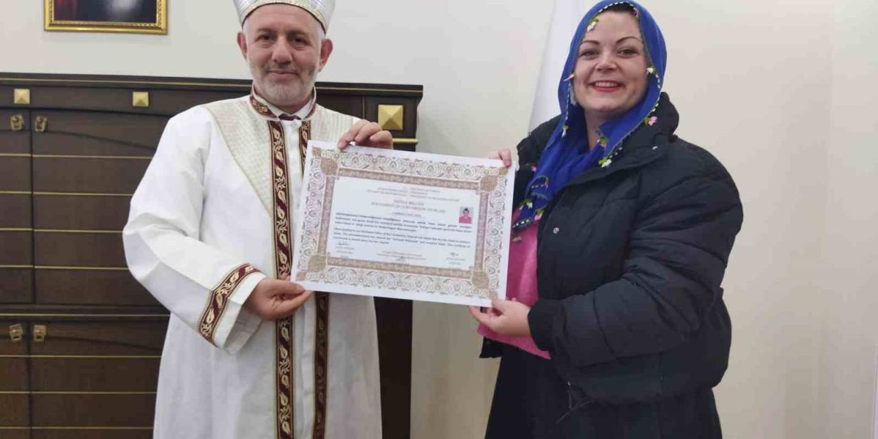 İslam Dininden Etkilenen Fransız Kadın, Ordu’da Müslüman Oldu