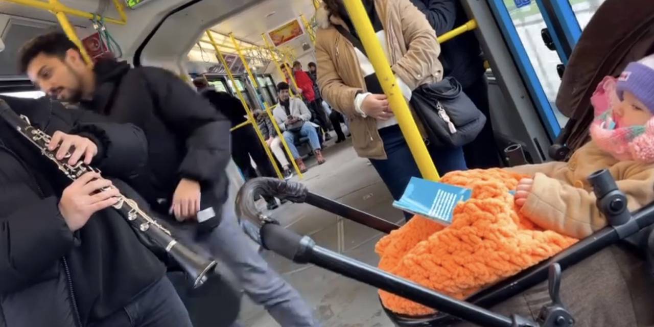 Bursa Metrosu’nda Ağlayan Bebeği Klarnet İle Uyuttular