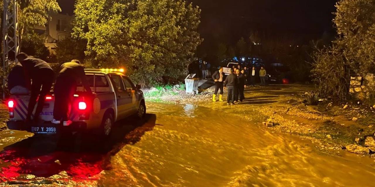 Kaş’ta Bir Camiyi Su Bastı, Küçükbaş Hayvanlar Telef Oldu