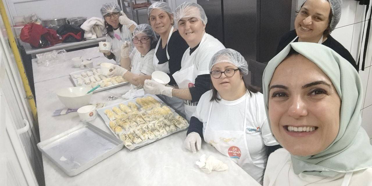 Engelli Bireyler Mutfakta Börek Açtı