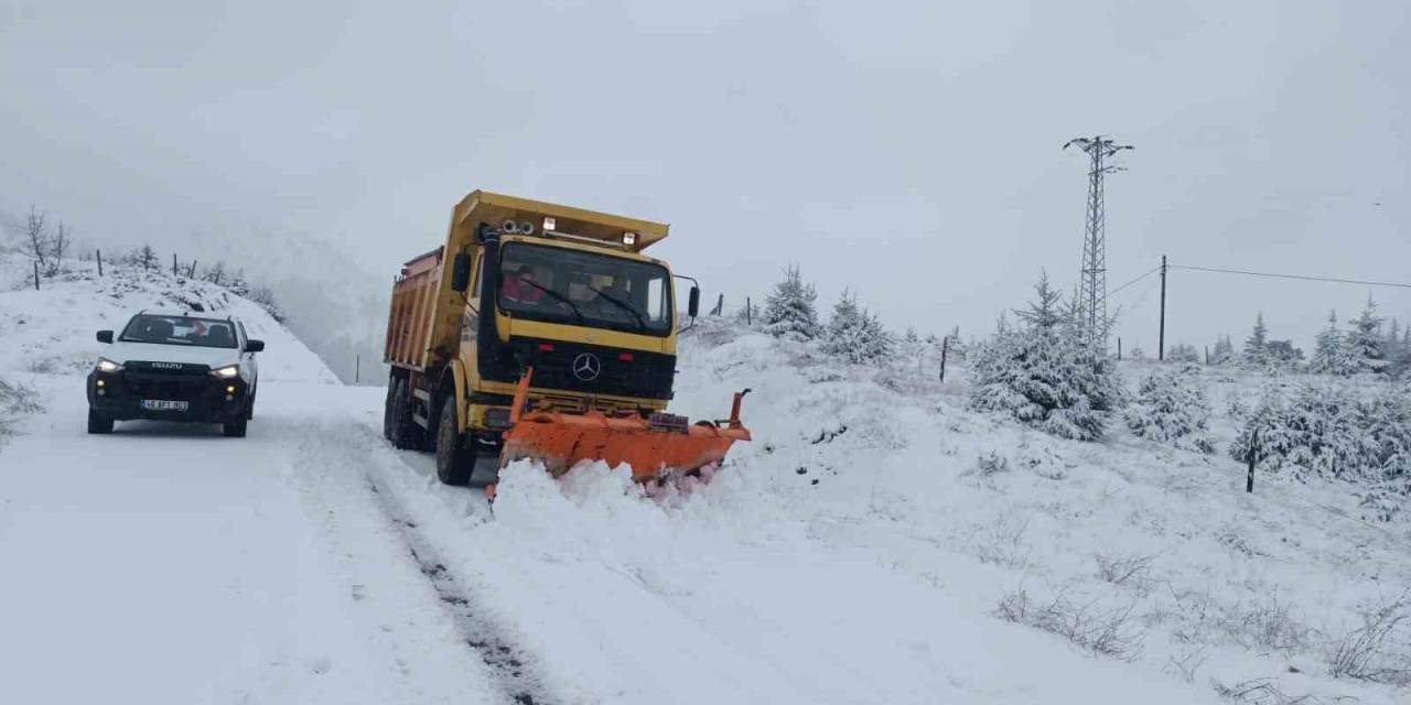 Zorlu Kış Şartlarında Küreme Uygulamaları Devam Ediyor