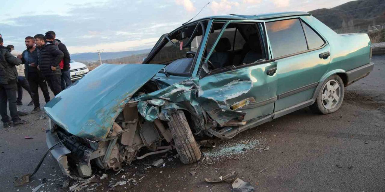 Ticari Taksi İle Kafa Kafaya Çarpışan Tofaş Paramparça Oldu: 1 Yaralı