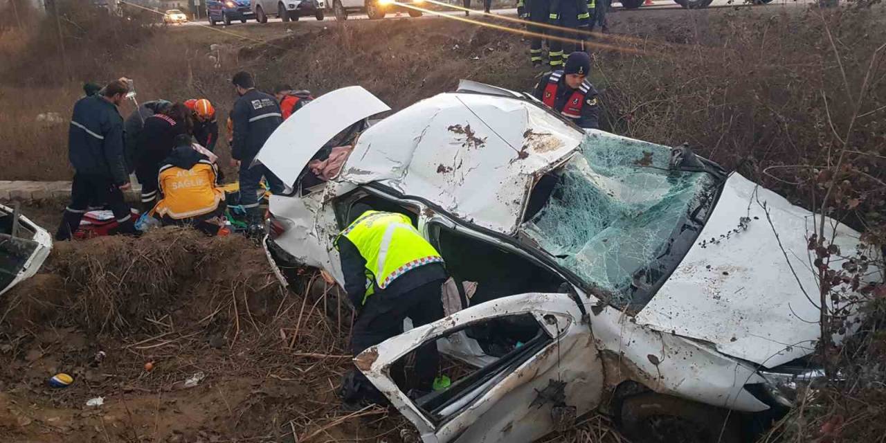 Otomobil Şarampole Uçtu: 1’i Çocuk 4 Yaralı