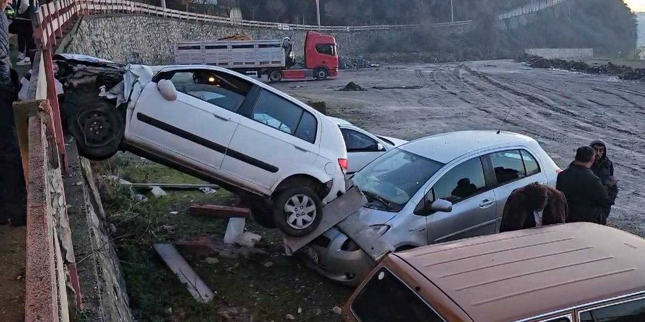 Kontrolden Çıkan Otomobil Park Halindeki Aracın Üzerine Uçtu: 1 Yaralı