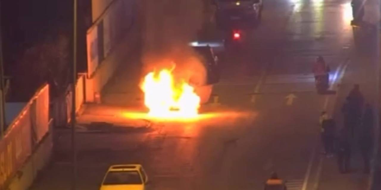 Zeytinburnu’nda Park Halindeki Araç Alev Aldı