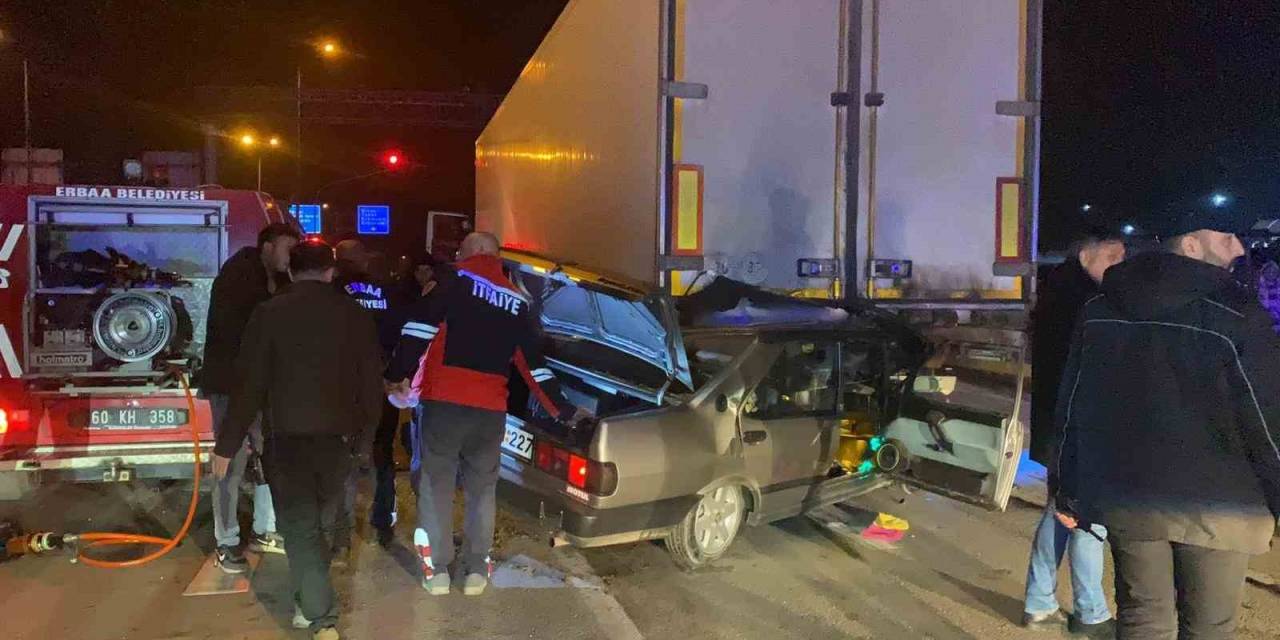 Tokat’ta Tofaş Otomobil Tıra Ok Gibi Saplandı: Araçta Sıkışan Sürücüyü İtfaiye Kurtardı