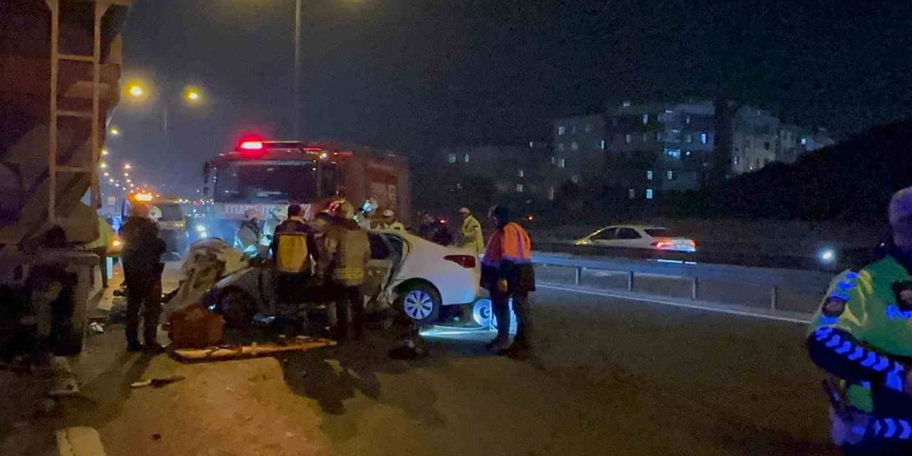 Sultangazi’de Makas Atan Araç Yol Kenarındaki Dampere Çarptı: 1 Ölü, 2 Yaralı