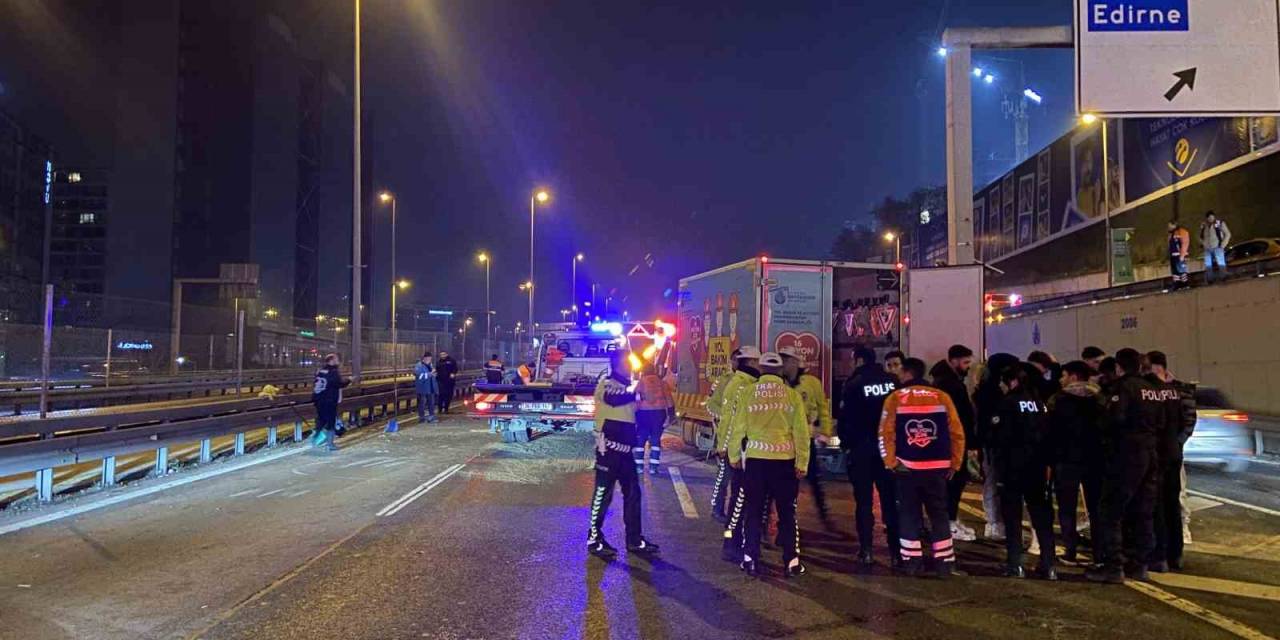 Zeytinburnu E-5 Karayolu’nda Lüks Otomobil Yol Bakım Aracına Çarptı: 5 Yaralı