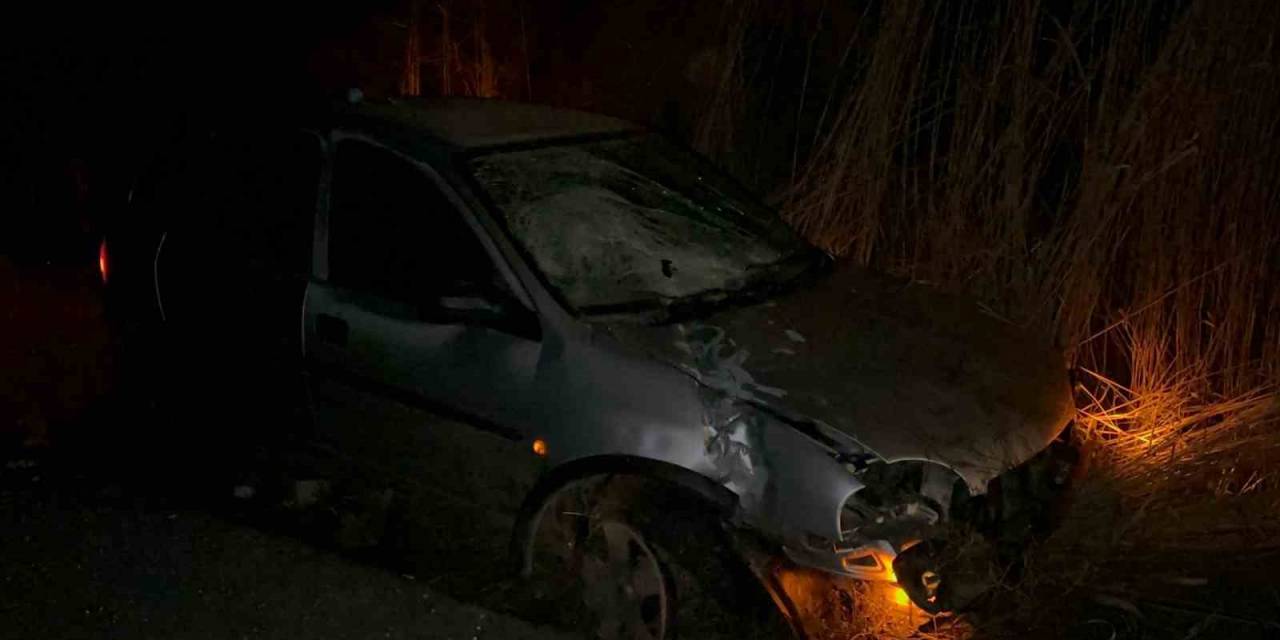 Kontrolden Çıkan Otomobil Şarampole Girip Tepeciğe Çarparak Durabildi