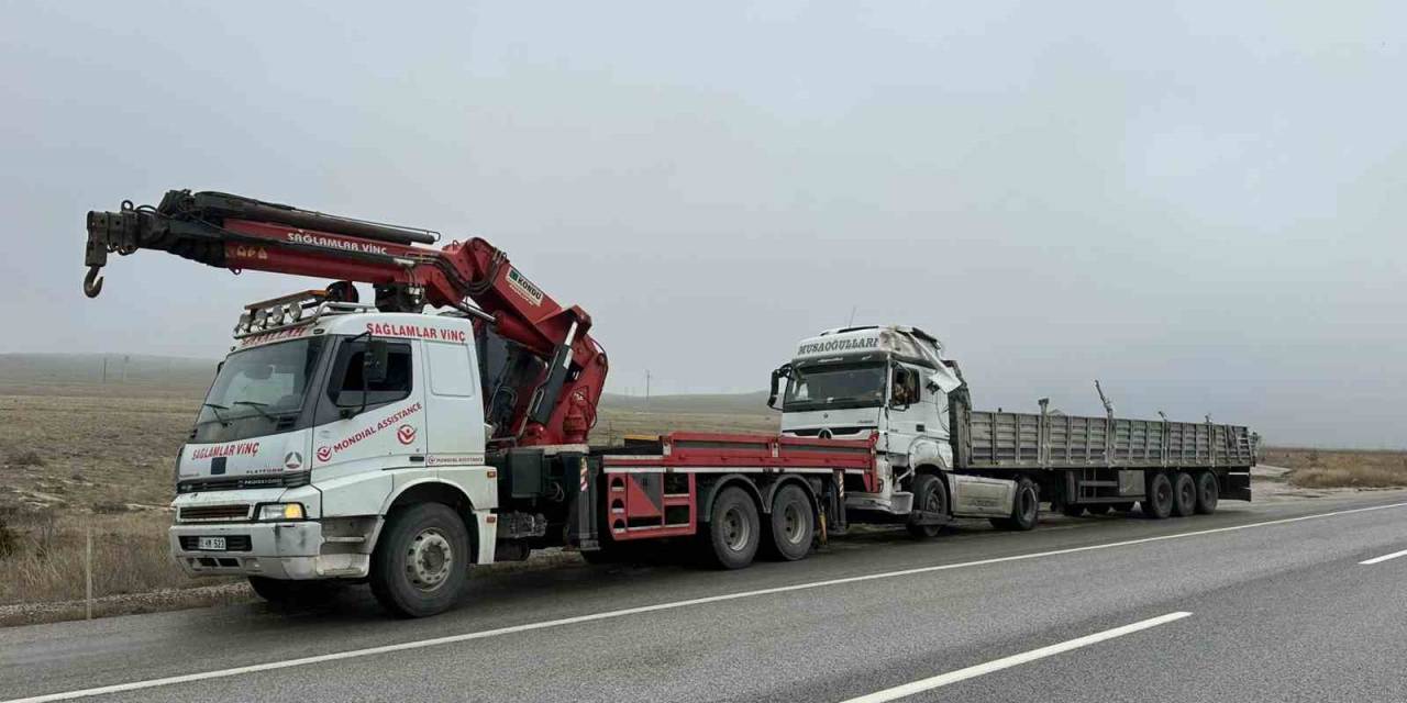 Toz Şeker Yüklü Tır Refüje Girerek Devrildi, 2 Kişi Yaralandı