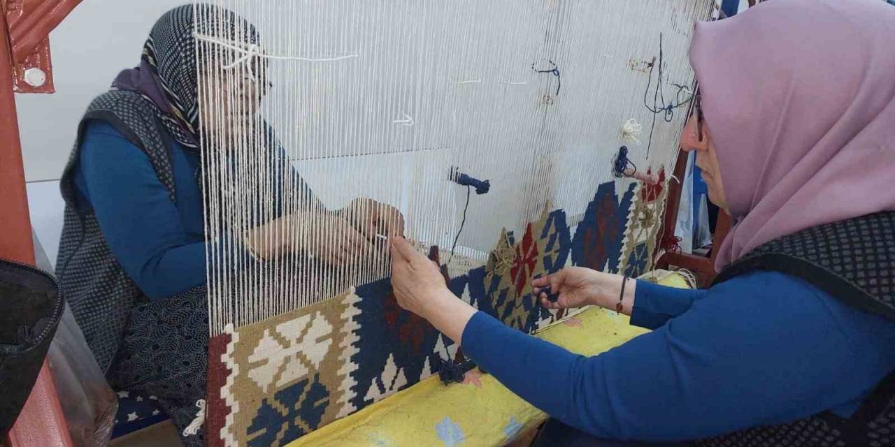 Depremzede Kadınlar Kilim Tezgahında İlmik Atıyor