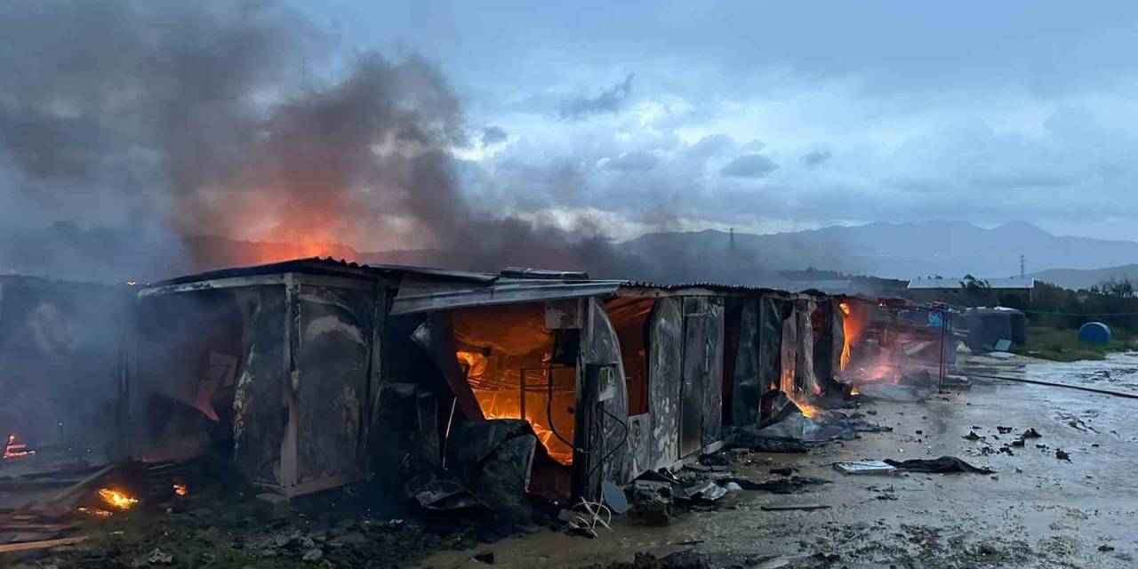 Binlerce İnsanın Konteynerlerde Yaşadığı Deprem Bölgesine Elektrik Tesisatı Uyarısı