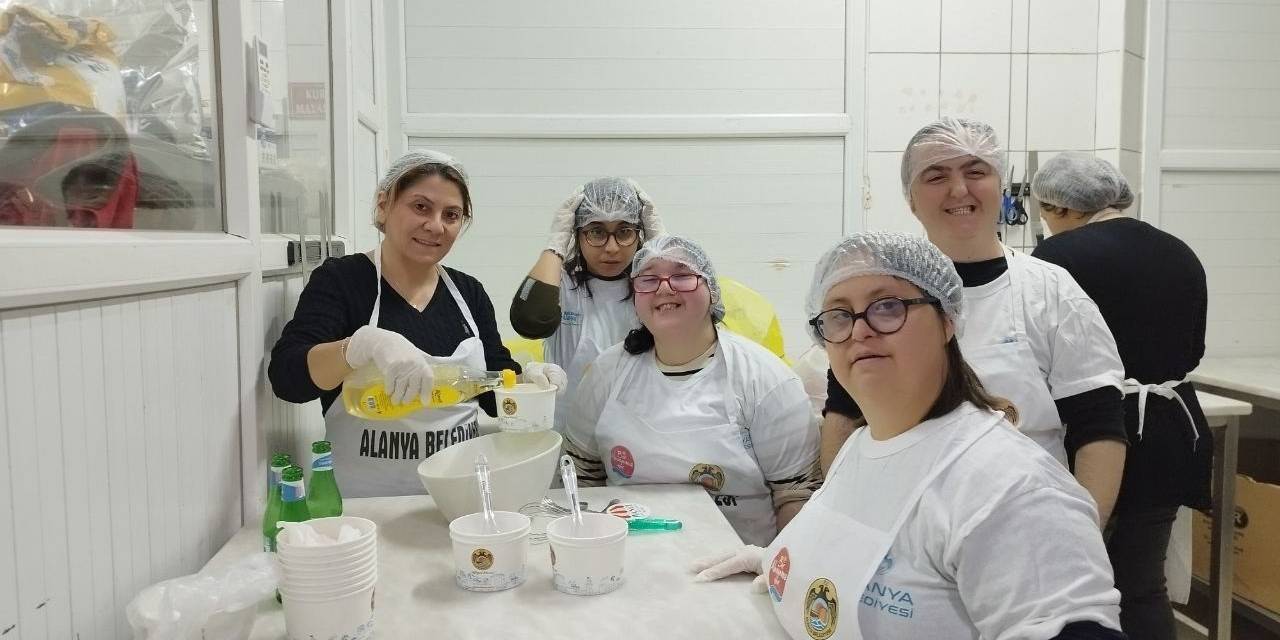 Engelli Bireyler Mutfakta Börek Açtı