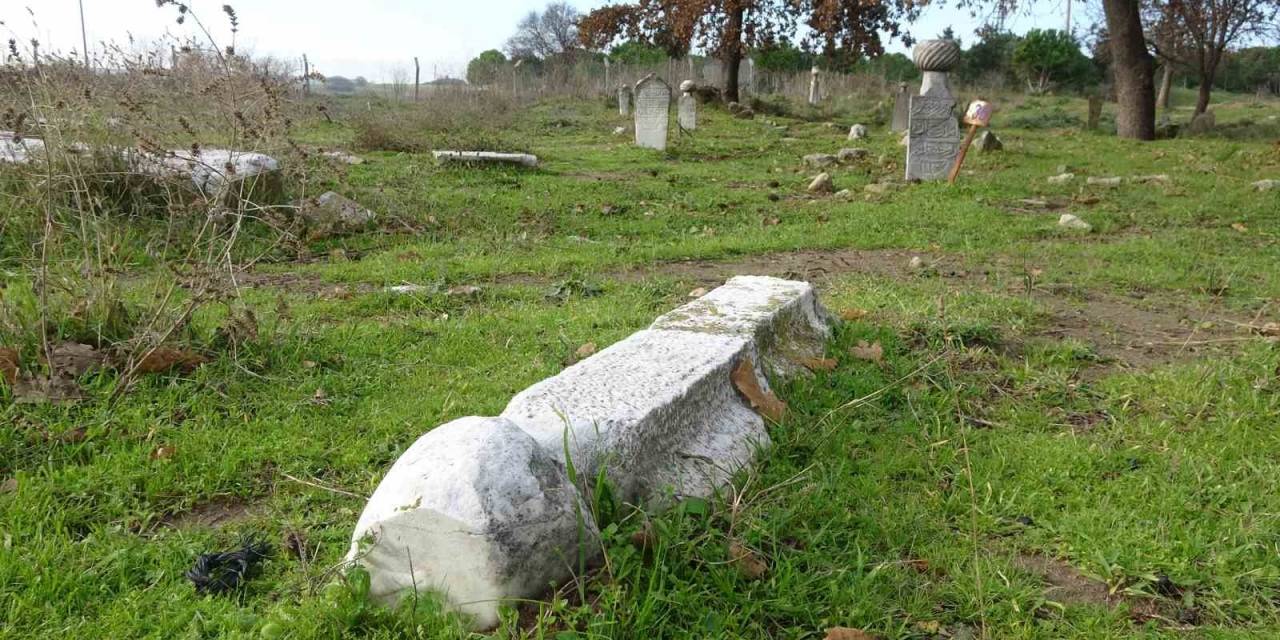 Çanakkale’de Tarihi Mezarlık Harabeye Döndü