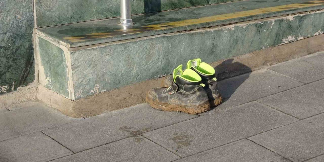 Çamurlu Ayakkabılarını Çıkarıp Bankaya Öyle Girdi