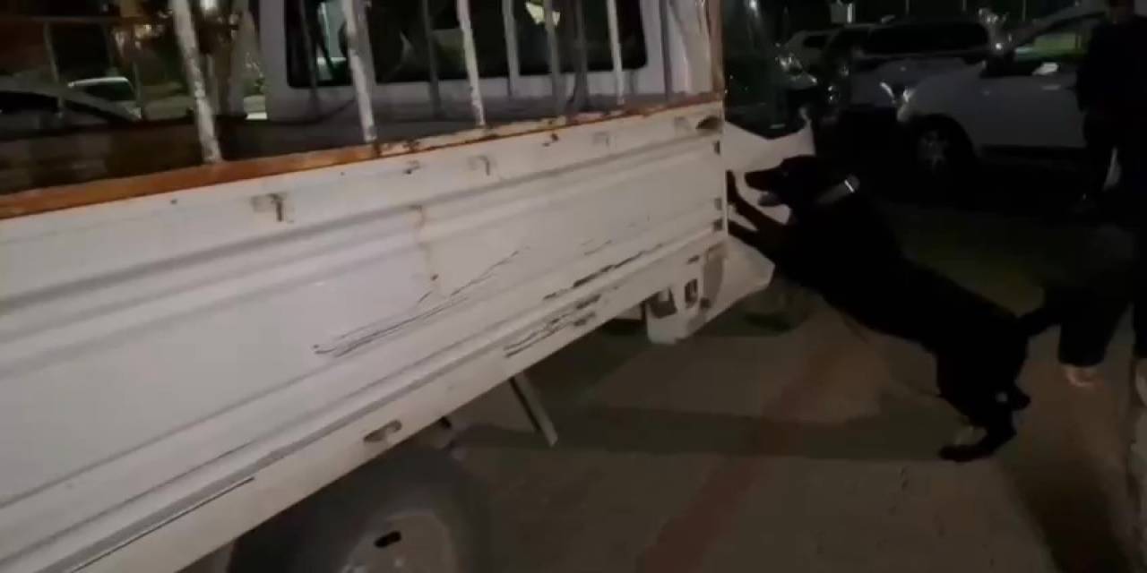 Narkotik Polisleri Kovalama Sonucu Durduğu Kamyonette 7 Kilogram 400 Gram Esrar Ele Geçirdi