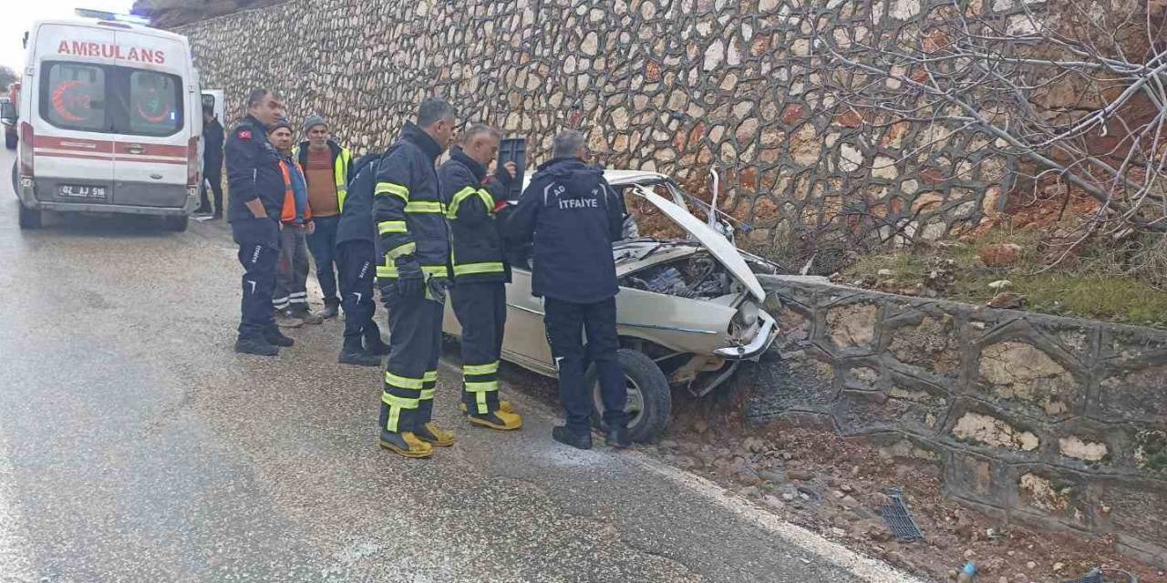 Otomobil İstinat Duvarına Çarptı: 1 Yaralı