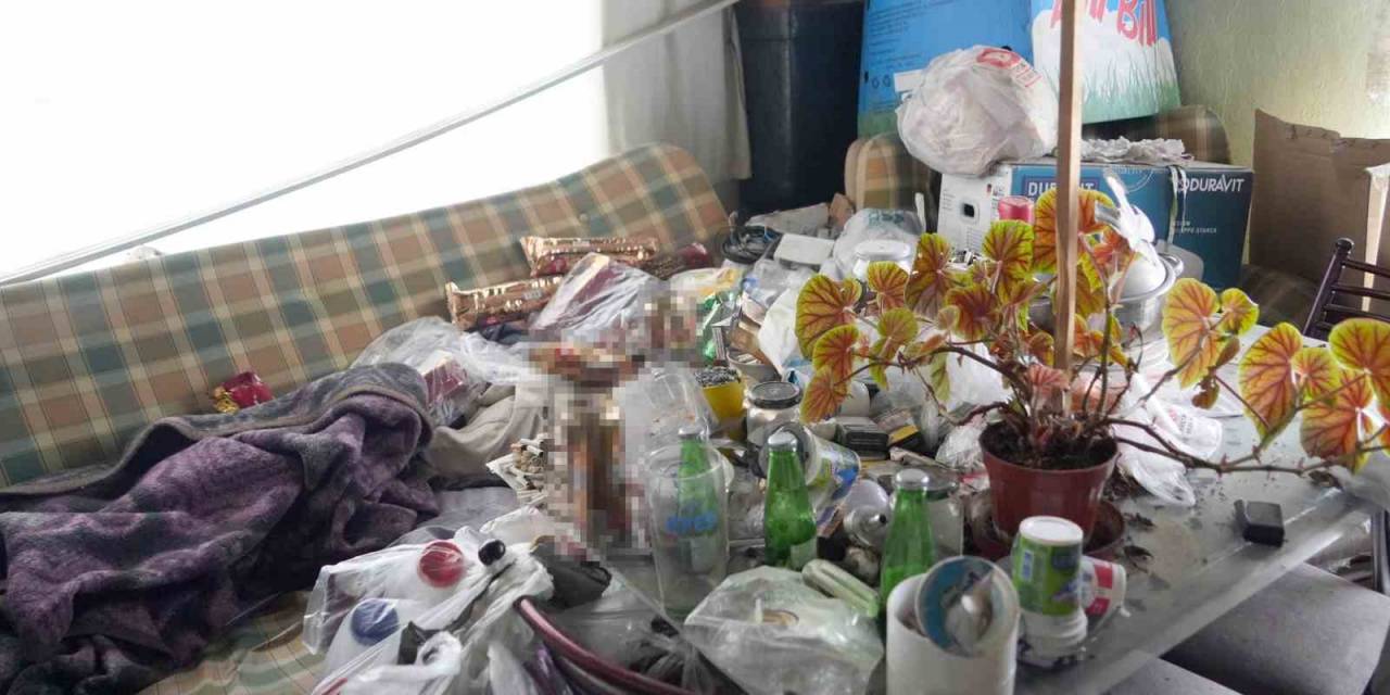 Biriktirdiği Eşyalarla Evi Çöp Eve Döndü: Görenleri Hayrete Düşürdü