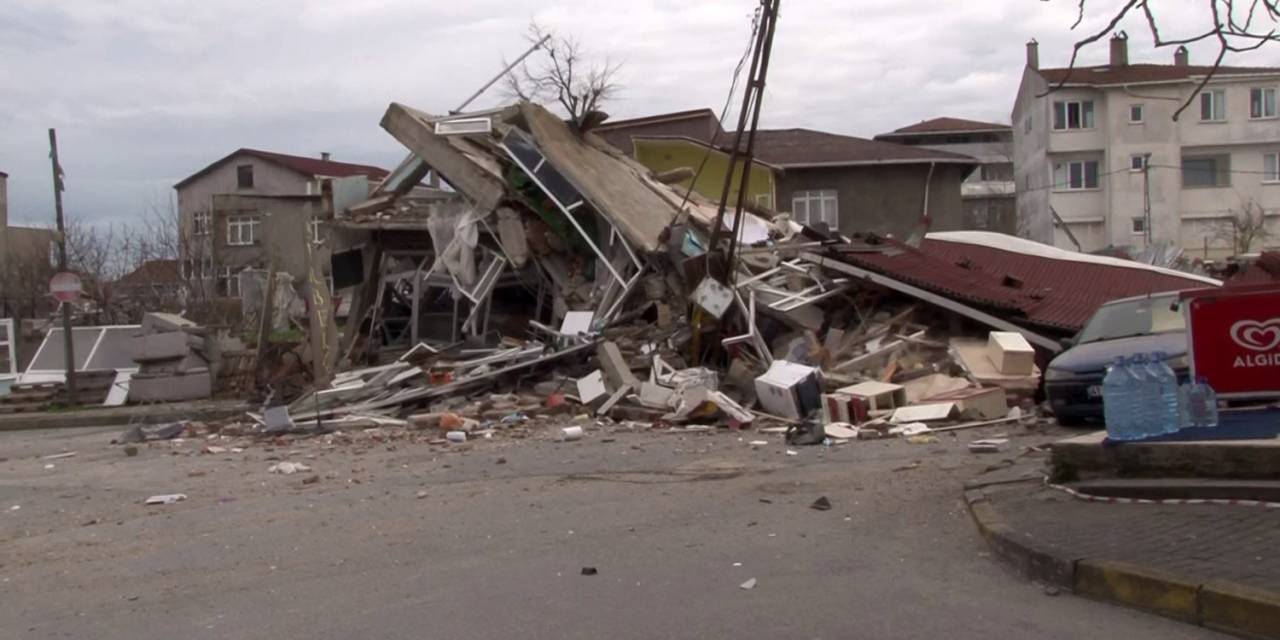 Ümraniye’de Metro Şantiyesi Yanında Bulunan 2 Bina Çöktü