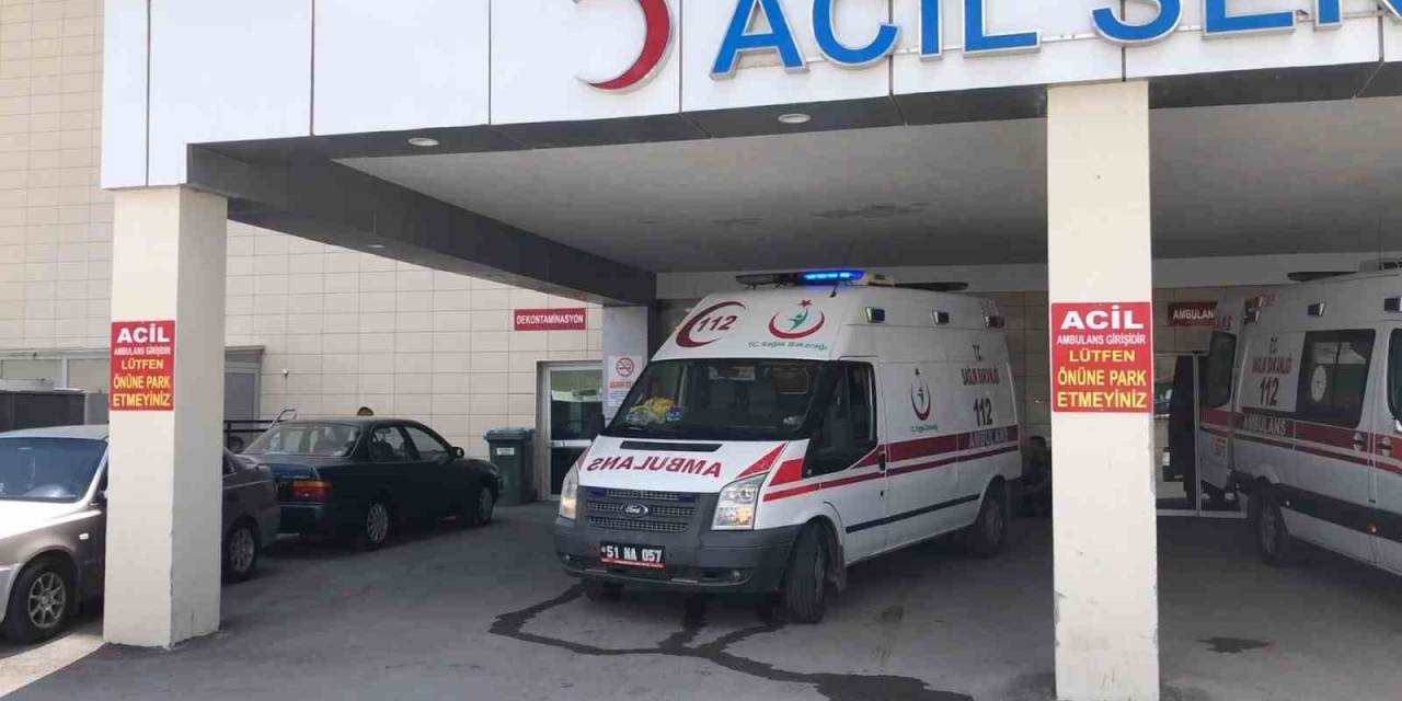 Sislenen Yolda Araç Gişe Bariyerlerine Çarptı: 1’i Ağır 2 Yaralı