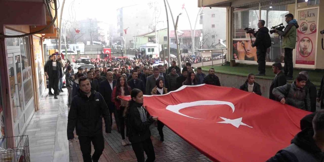 Diyarbakır’da ’kahrolsun Pkk’ Sloganlarıyla Şehitlere Saygı Yürüyüşü Düzenlendi