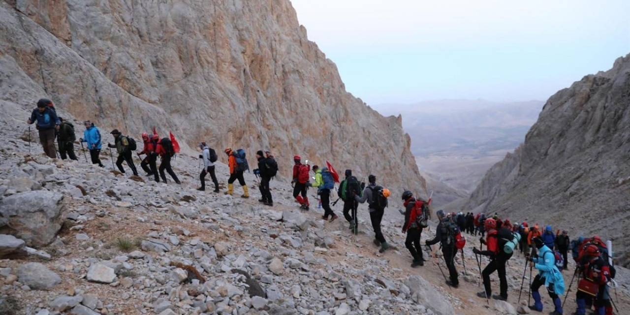 Vali Cahit Çelik: "Niğde Dağcılığın Merkezi Oluyor"